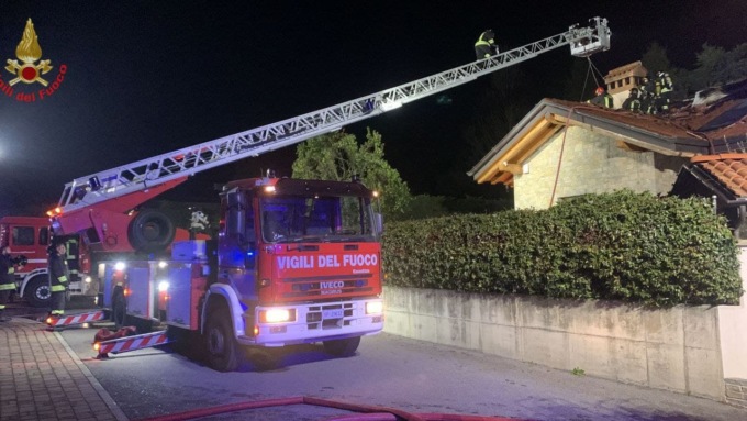 tetto-in-fiamme-in-via-san-vincenzo-