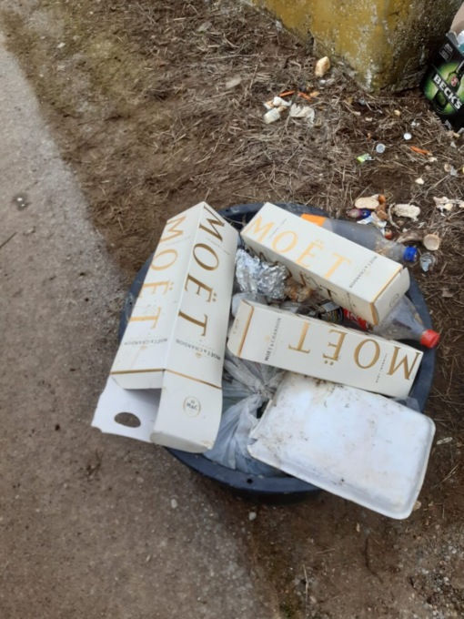 Tra i rifiuti abbandonati anche confezioni di champagne