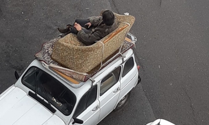 In coda per un tampone? Meglio aspettare su un divano