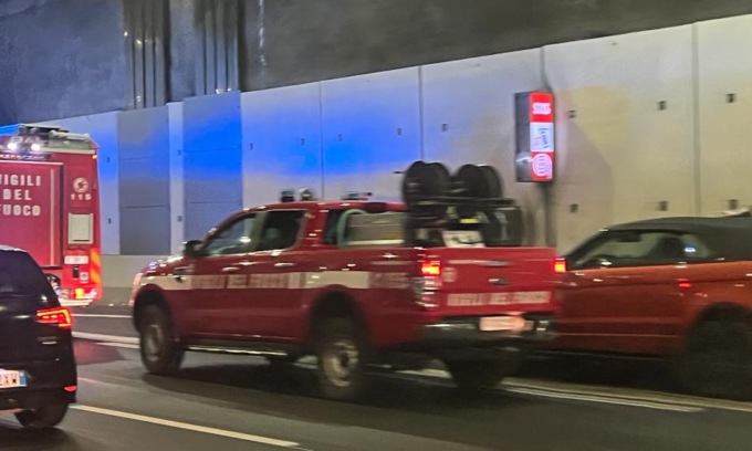 Principio di incendio in galleria in Statale 36: chiusa una corsia