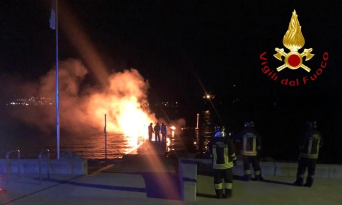Pontile in fiamme per colpa dei fuochi d’artificio: il video