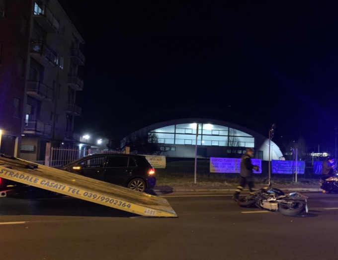 Schianto auto moto: 27enne in condizioni serie