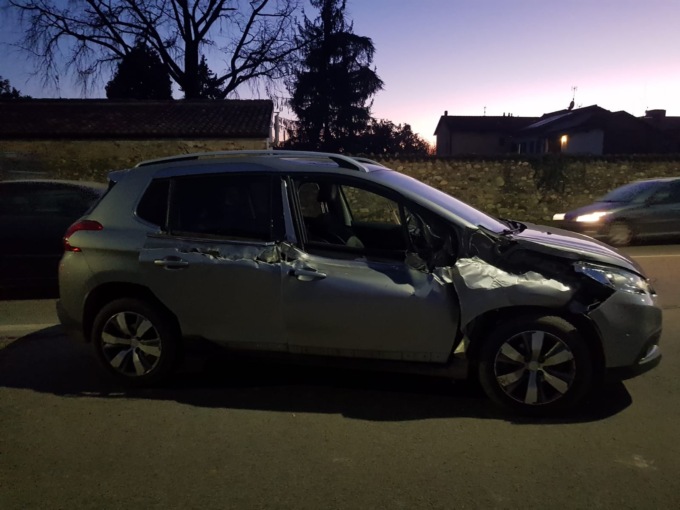 Scontro tra auto e furgone in retromarcia