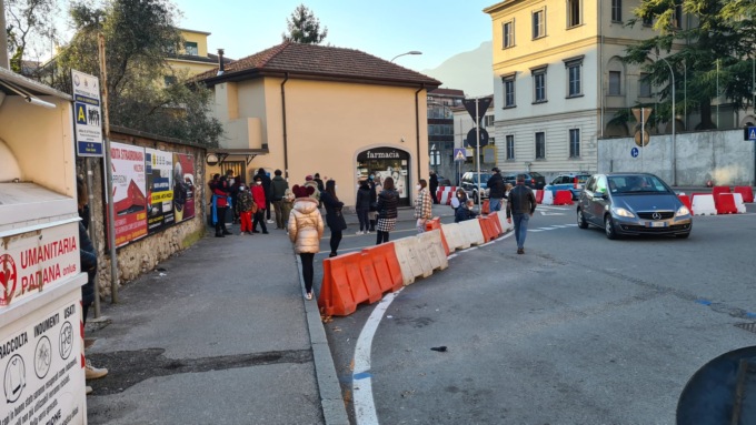 4000 studenti lecchesi a casa: farmacie in campo per aiutare le famiglie nei tamponi scolastici