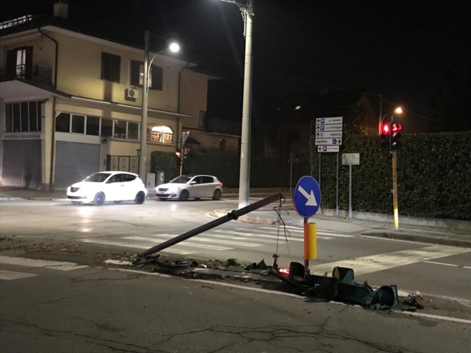 Si schianta all’incrocio e abbatte il semaforo