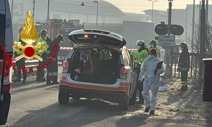 Finisce con l’auto contro il treno: incidente mortale a Erba