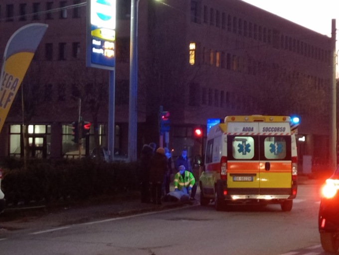 Caduta a terra, ferita una donna