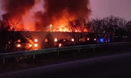Incendio devastante in una ditta