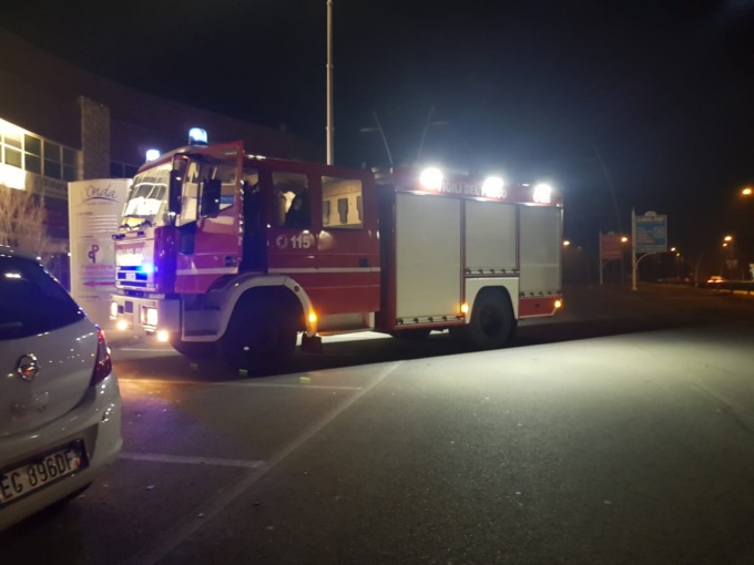 Aprono gli estintori e riversano in giro il loro contenuto: intervengono i VVF