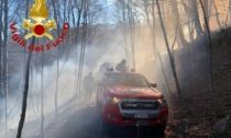 Pasturo, auto a fuoco: l'incendio si propaga fino al bosco FOTO
