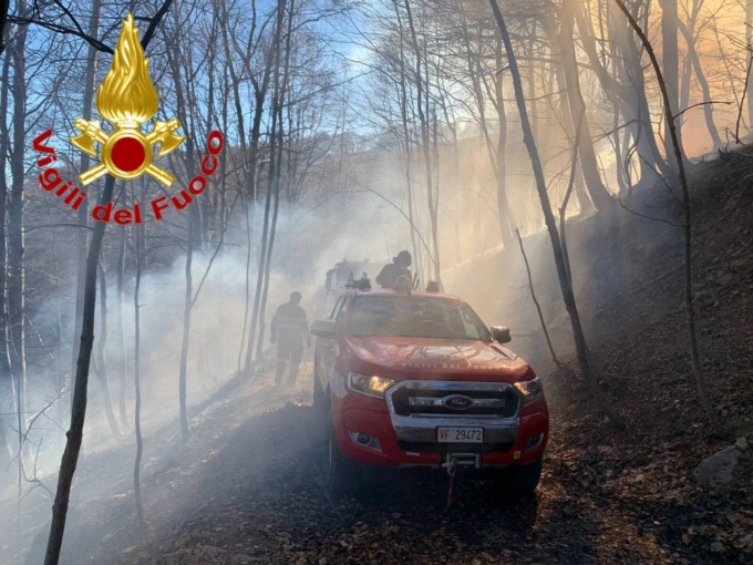 Pasturo, auto a fuoco: l’incendio si propaga fino al bosco FOTO
