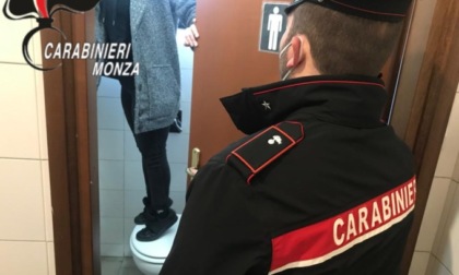 Studentessa nei bagni della scuola per prendere la droga dal compagno, si volta e trova i Carabinieri