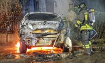Frontale tra due auto a Casatenovo, una prende fuoco FOTO