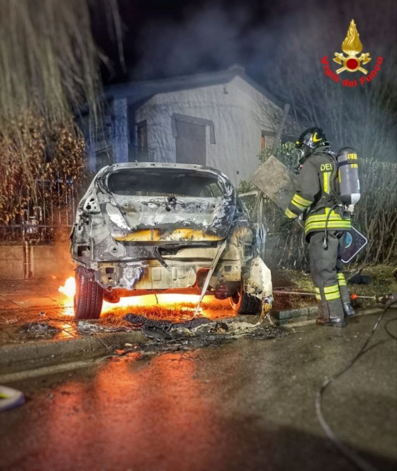 Frontale tra due auto a Casatenovo, una prende fuoco FOTO