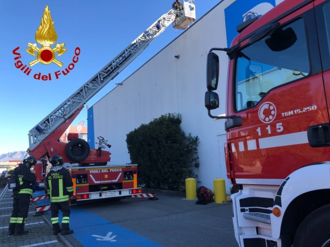 Paura per un forte boato, evacuato il Decathlon