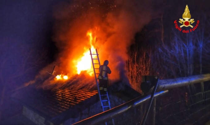 Devastante incendio in abitazione nella notte