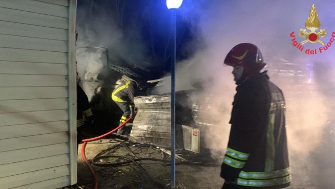 Incendio al campeggio: mobilitate 9 squadre dei Vigili, una persona intossicata