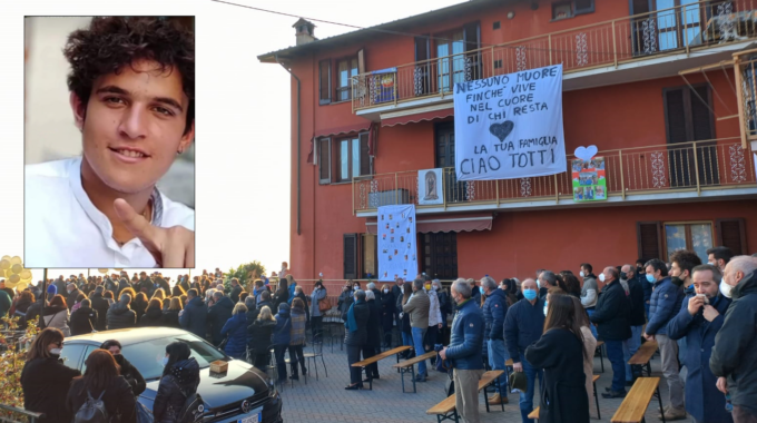 Lacrime, trattori, striscioni e palloncini nerazzurri per l’addio a “Totti”