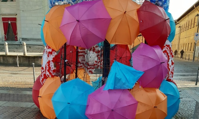 Vandali scatenati a Cornate, danneggiato anche l’albero dei volontari di Colnago