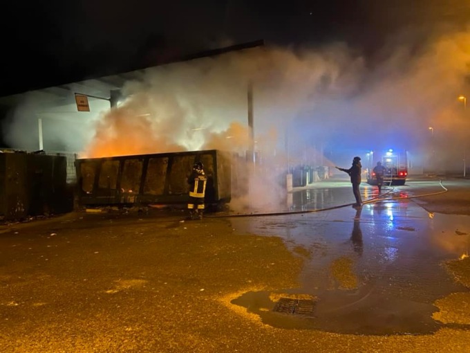 Grosso incendio in discarica: le foto