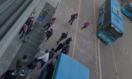 Ancora botte e violenza in stazione a Lecco: l’impressionante video
