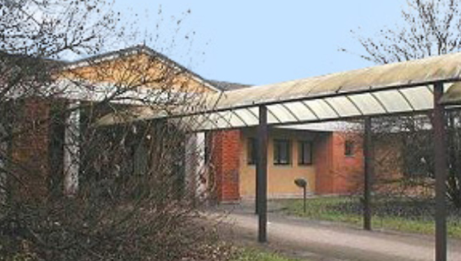 Pezzo di ferro nella pasta servita alla mensa della scuola