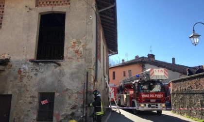 Cascina a fuoco in centro Sabbione