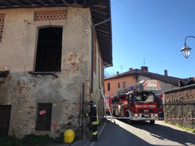 Cascina a fuoco in centro Sabbione