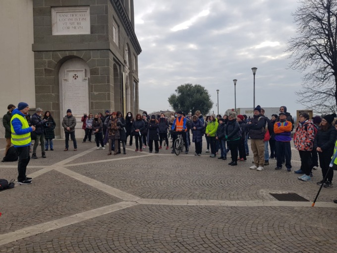 Il prete no vax incontra i cittadini dell’Isola Bergamasca FOTO e VIDEO