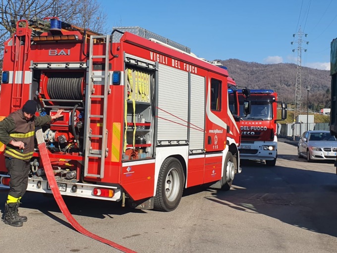 Incendio in discarica, a fuoco due cassoni