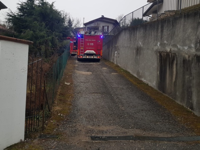 Cler di un garage a fuoco, intervento dei Vigili del fuoco