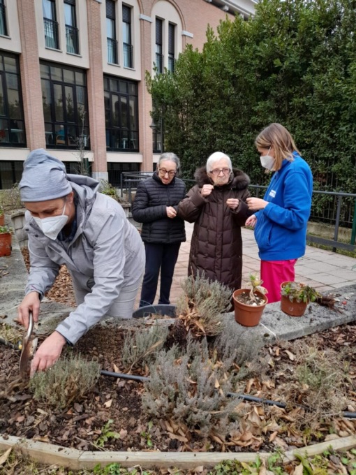 Corte Busca cerca volontari per le attività dei nonnini