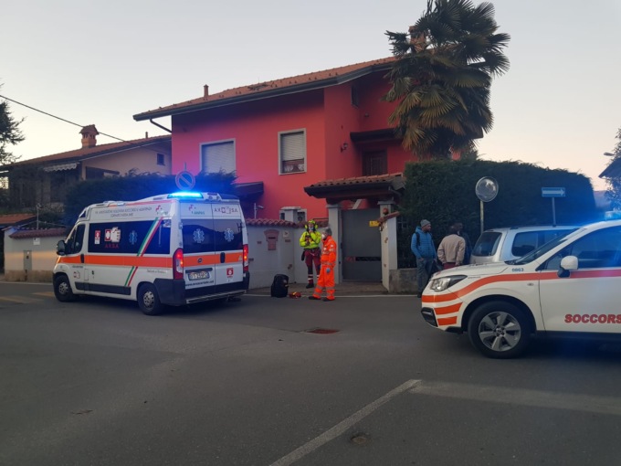 In contromano col monopattino, travolto da un’auto