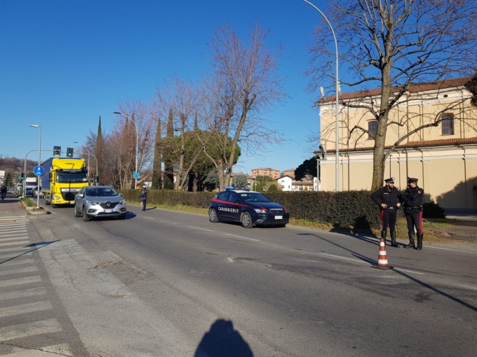 Schianto auto camion: due in ospedale