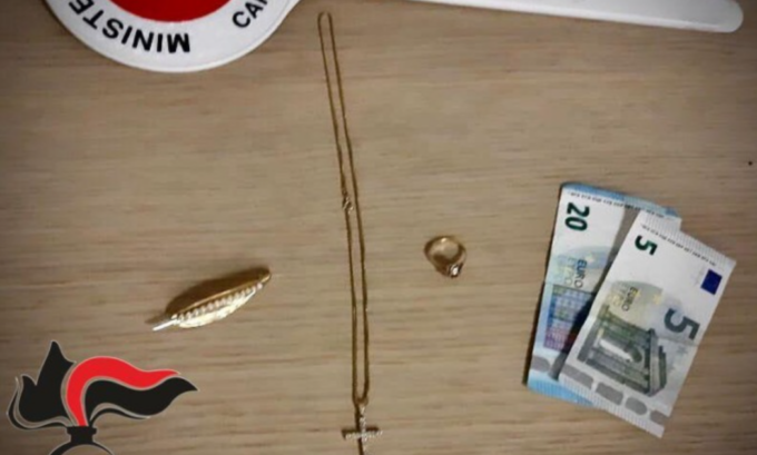 Deruba i suoi zii di oro e contanti