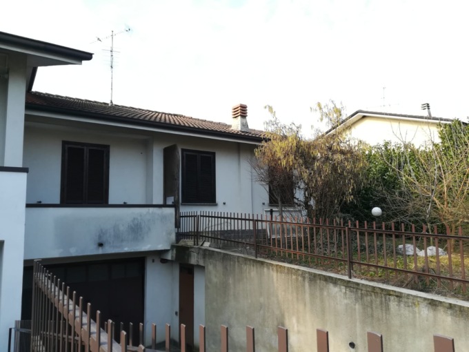 Forestali a Osnago nello stabile confiscato alla camorra