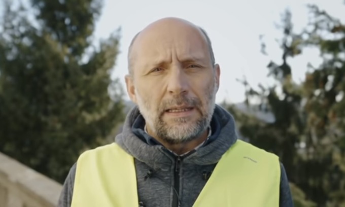 Marcia del sacerdote “no vax” per i paesi dell’Isola