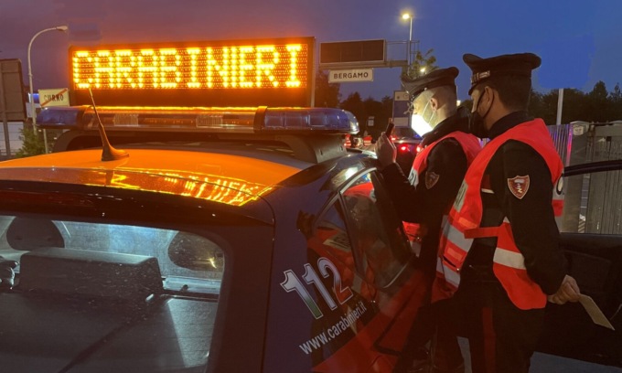 Con la droga in auto tenta di corrompere i Carabinieri: “Per 500 euro, chiudete un occhio?”