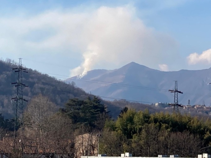 monte in fiamme nel lecchese
