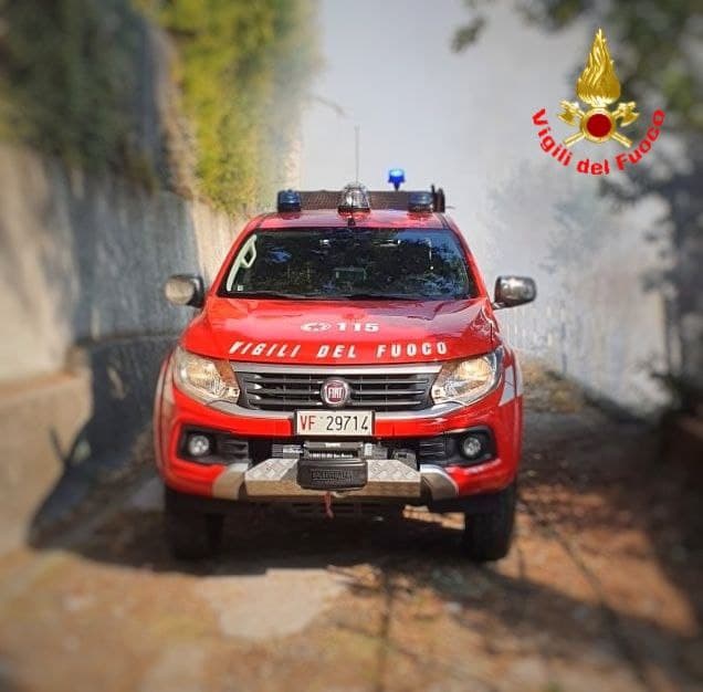 Monte in fiamme nel Lecchese: l’intervento dei Vigili del fuoco