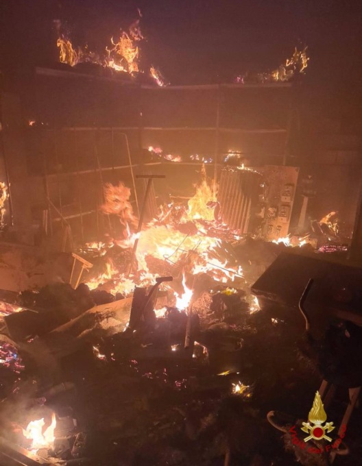 Devastante rogo in un capannone