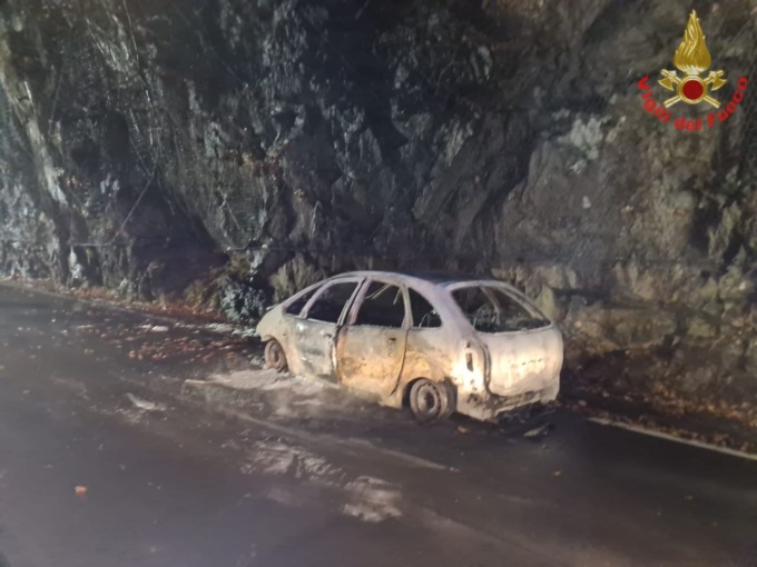 Macchina divorata dalle fiamme: l’incendio si estende al bosco