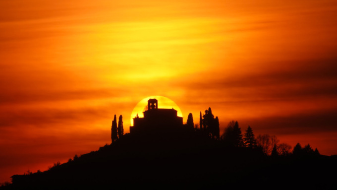 Le foto mozzafiato del tramonto a Montevecchia