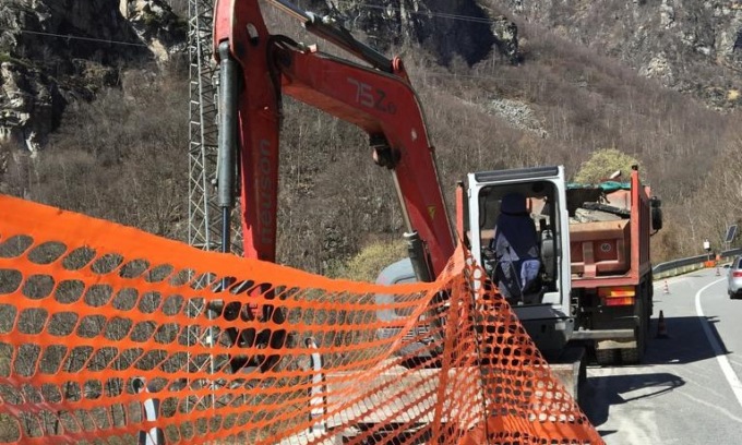 Cede asfalto della Statale 36 e l’escavatore si ribalta, operaio finisce in ospedale