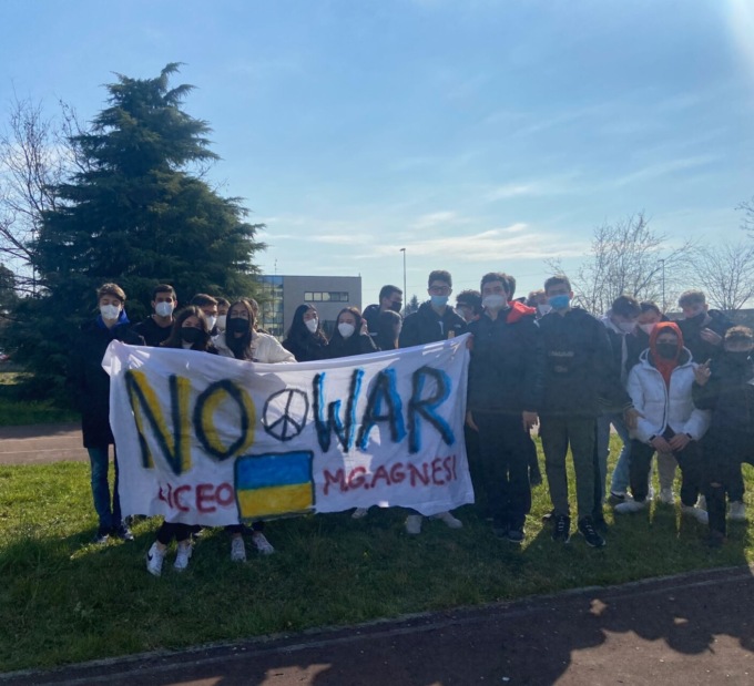Guerra in Ucraina, la manifestazione del liceo Agnesi LE FOTO