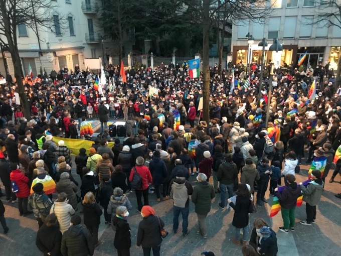 L’urlo della piazza di Merate: “No alla guerra”