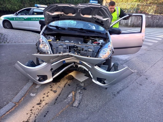 In contromano si schianta contro un albero: ferita una donna