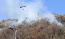 Si è riacceso l'incendio a Somasca: elicottero in azione per spegnere le fiamme