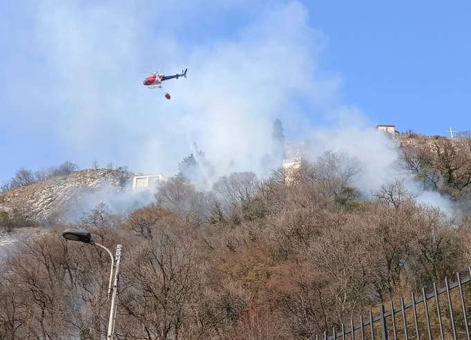 Si è riacceso l’incendio a Somasca: elicottero in azione per spegnere le fiamme