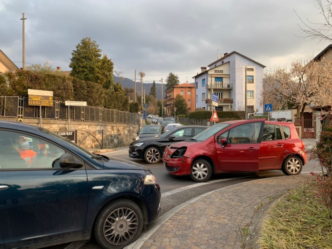 Schianto alla rotonda: ferita una 45enne